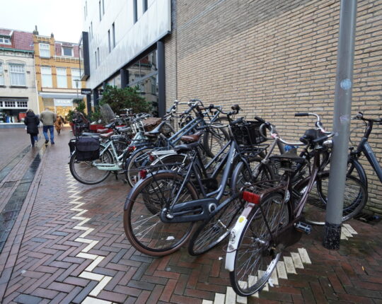 Fietstocht door Apeldoorn zet onnodige verlichting in de schijnwerpers