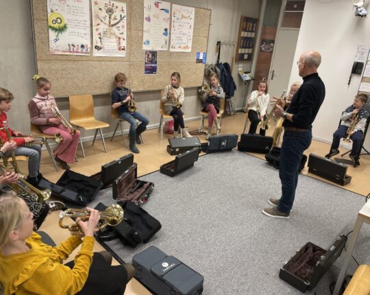 Apeldoornse Jeugdorkesten bieden kinderen de kans om instrumenten uit te proberen
