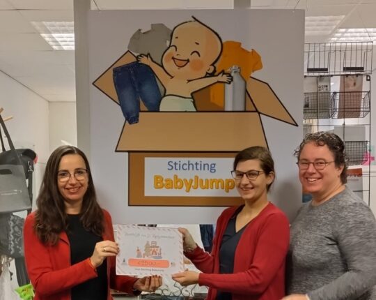 Stichting BabyJump ontvangt kerst gift van Stichting Meisjesweeshuis