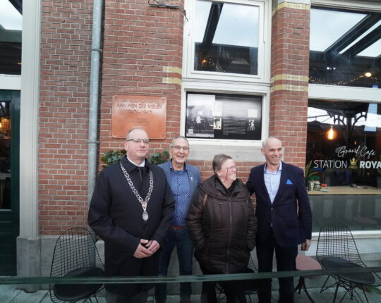 Oorlogsslachtoffers geëerd op station Apeldoorn