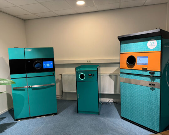 Apeldoorns bedrijf Tomra en Tikkie ontwikkelen nieuwe emballageautomaat: de ‘Smartbin’