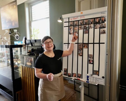 Bedienen met een glimlach: Muriël’s stralende rol bij Brownies en Downies
