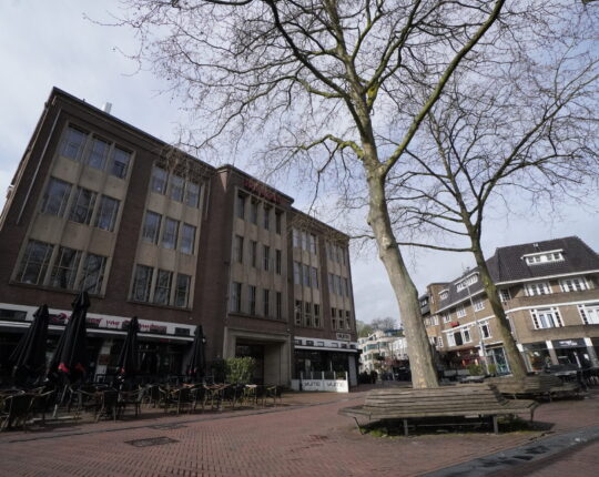 Het Caterplein verwelkomt de lente met bier, muziek en gezelligheid