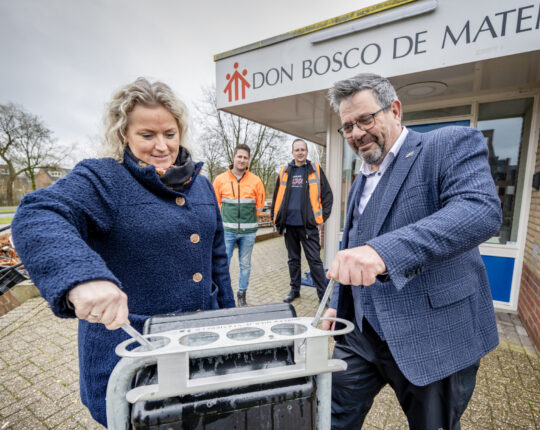Wethouder Danny Huizer plaatst 100e statiegeldring: Een schoner Apeldoorn