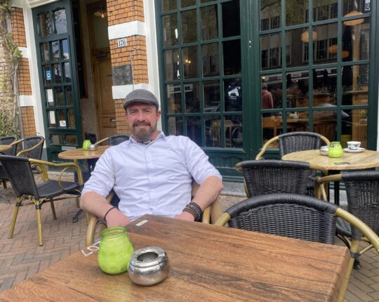 Expats in Apeldoorn: “Op blote voeten naar de bar gaan was heel normaal”