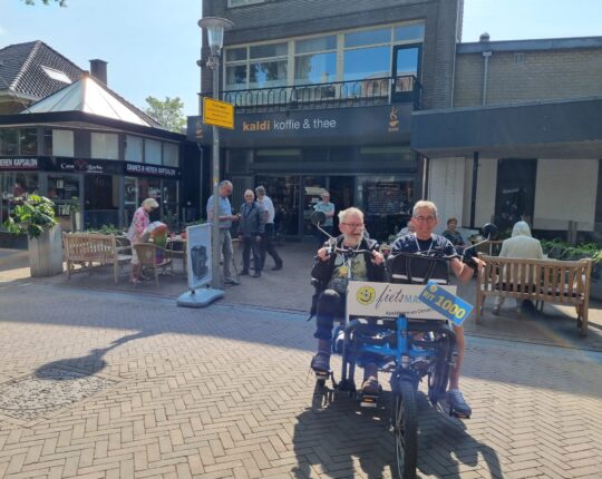 Fietsmaatjes Apeldoorn viert 1000e duofietsrit