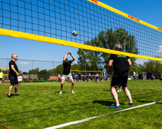 Gezelligheid en Beweging tijdens het Diavo Buurtvolleybaltoernooi