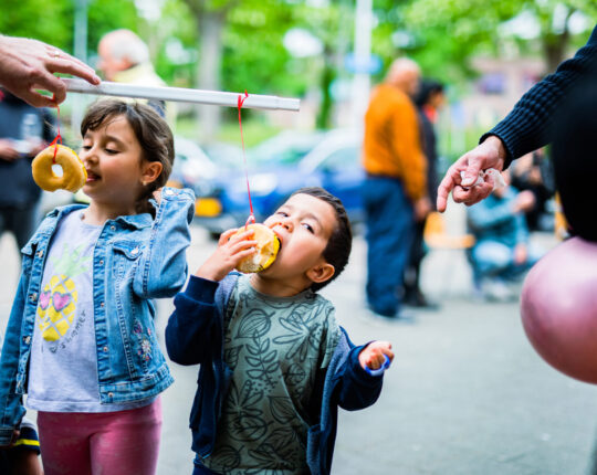 Nationale Donutdag: Apeldoorners genieten van gratis donuts