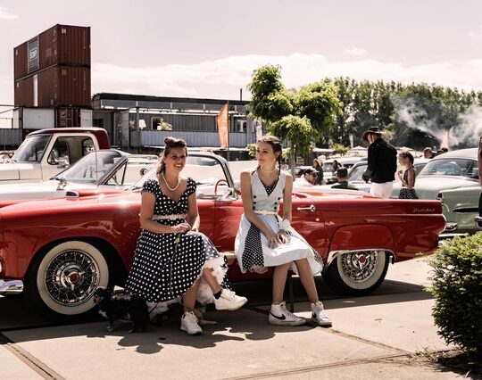 Amerikaanse nostalgie op Zwitsalterrein met honderden oldtimers