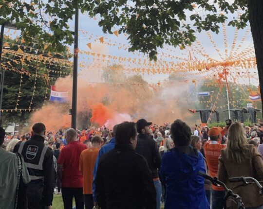 Oranjekoorts in Apeldoorn: waar kijk jij de wedstrijd?