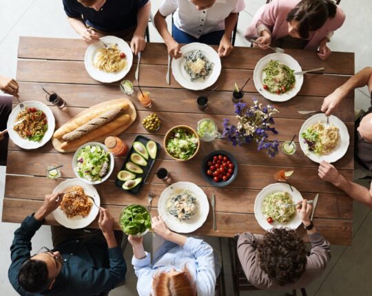 Verbinden door samen eten: Ontmoet AZC-bewoners tijdens ‘Meet & Eat’
