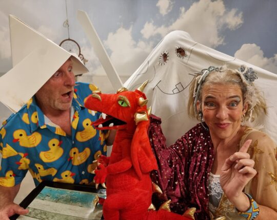Circus of Dreams brengt vreugde naar kinderen in AZC Apeldoorn