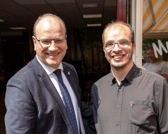 Jordy Ham ontvangt burgemeester Ton Heerts in de podcast Denk Onbeperkt