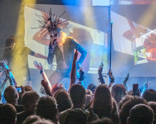 IAMX opent seizoen Gigant op zinderende wijze