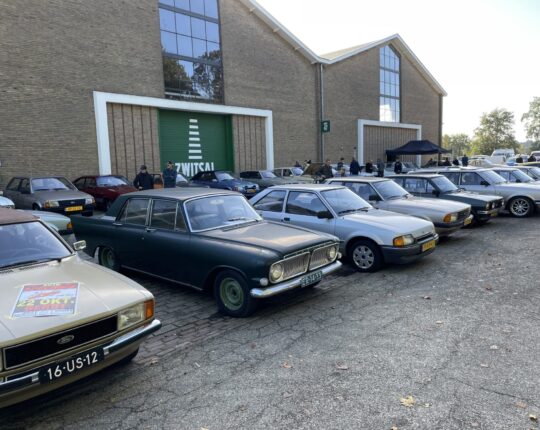 Ford onderdelendag in Zwitsalhallen: feest voor oldtimerliefhebbers