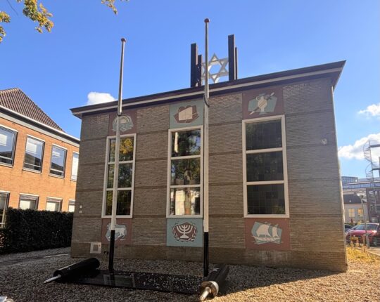 Herdenking Holocaustslachtoffers bij Apeldoornse synagoge