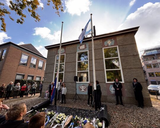Apeldoorn staat stil bij bij Holocaustmonument Paslaan