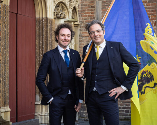 Arthur Japin en Ridders van Gelre signeren in Apeldoornse Boekhandel Broekhuis