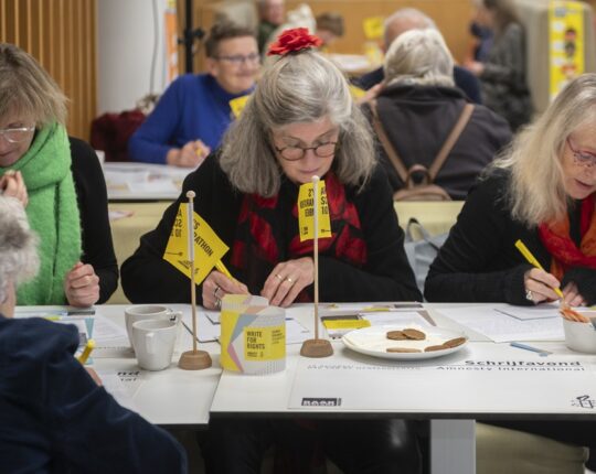 Schrijfevenement en fakkeltocht in Apeldoorn voor mensenrechten