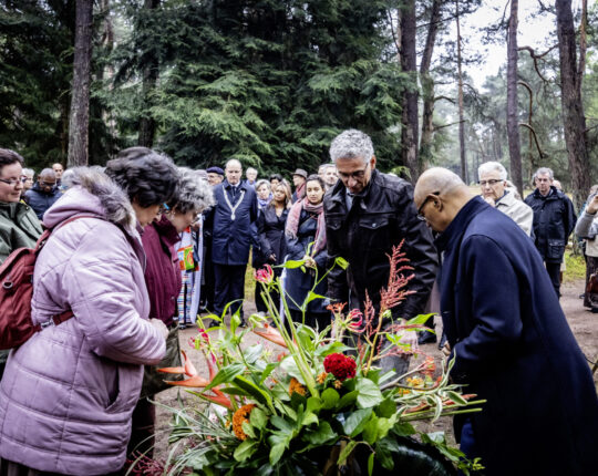 Herdenking Anton de Kom op Nationaal Ereveld Loenen