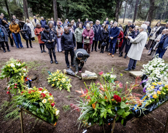 Tweede herdenking Anton de Kom trekt grotere belangstelling: “We bouwen aan iets blijvends”