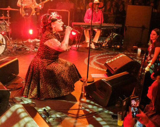 Amy Winehouse Band laat Amy herleven in Gigant
