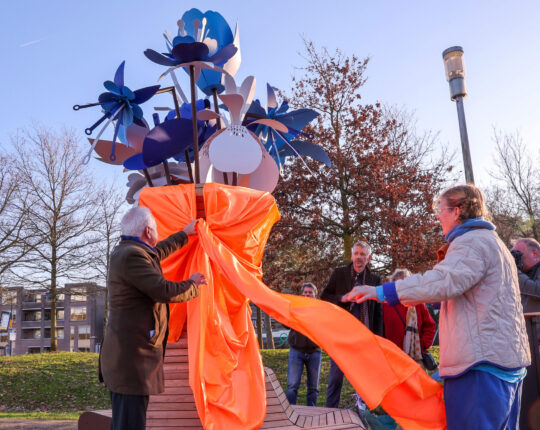Pronkbanken in Amaliapark onthuld: van haakneus tot kroondomeinhout