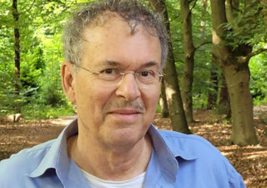 Schrijver Gerard van Emmerik op literaire avond in Apeldoorn