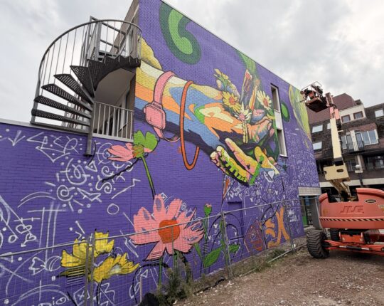 Van graffiti naar een kleurrijk verhaal op de muur