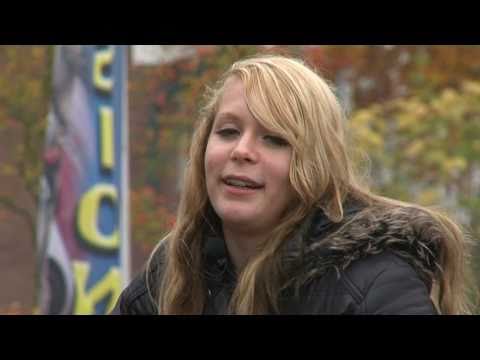 Krantenbezorgster valt in put